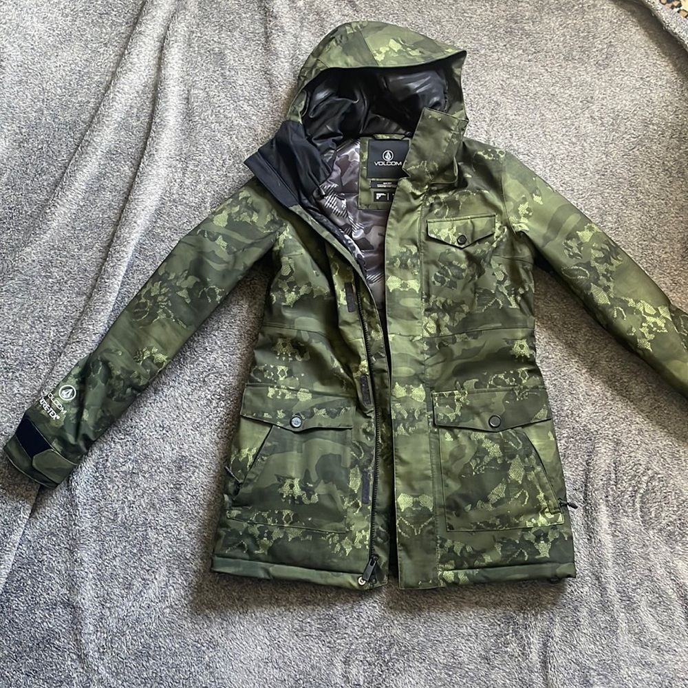 Volcom Women’s snowboard and ski jacket